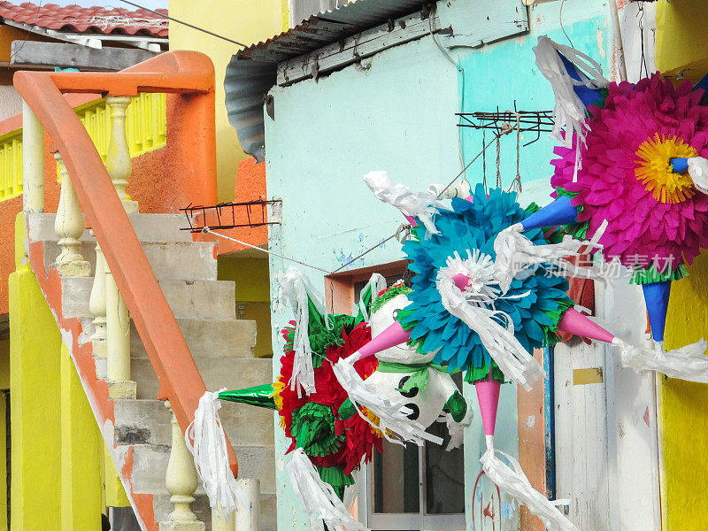 彩色的皮纳塔和店面，加勒比岛Isla Mujeres，墨西哥